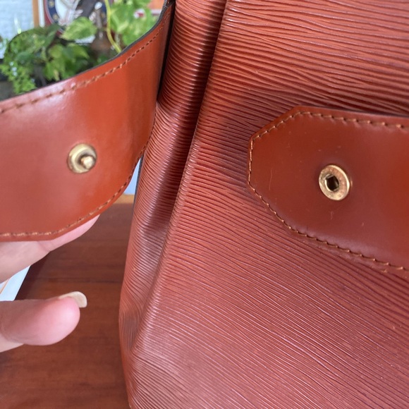 Louis Vuitton Kenyan Fawn EPI Leather Sac D’Epaule PM Bag - Picture 13 of 16
